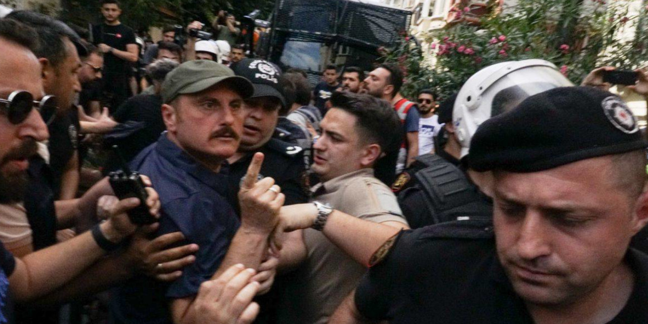 Eylemlerde gazeteci tehdit eden polise terfi