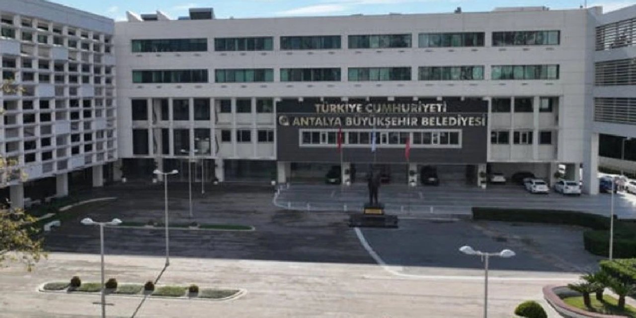 CHP'nin Antalya mitingine saatler kala yeni operasyon: Polis belediyede