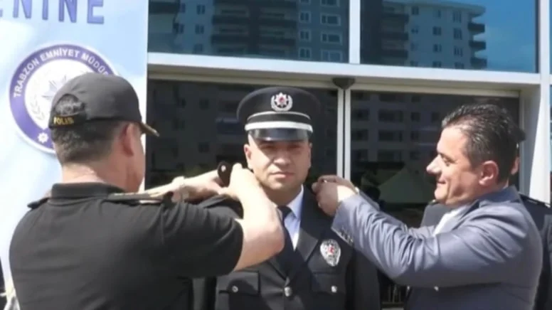 Polise terfi rozetini AKP ilçe başkanı taktı