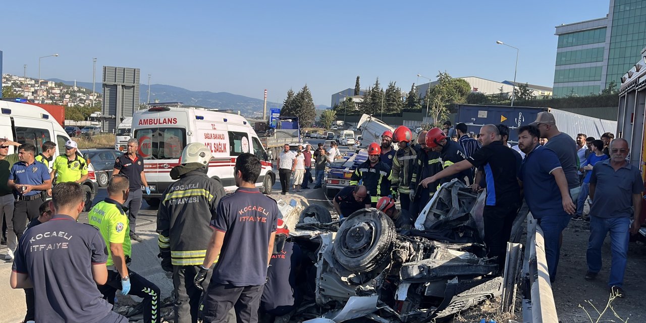 Kocaeli’de iki otomobil ile TIR çarpıştı: 5 kişi öldü, 1 kişi yaralandı