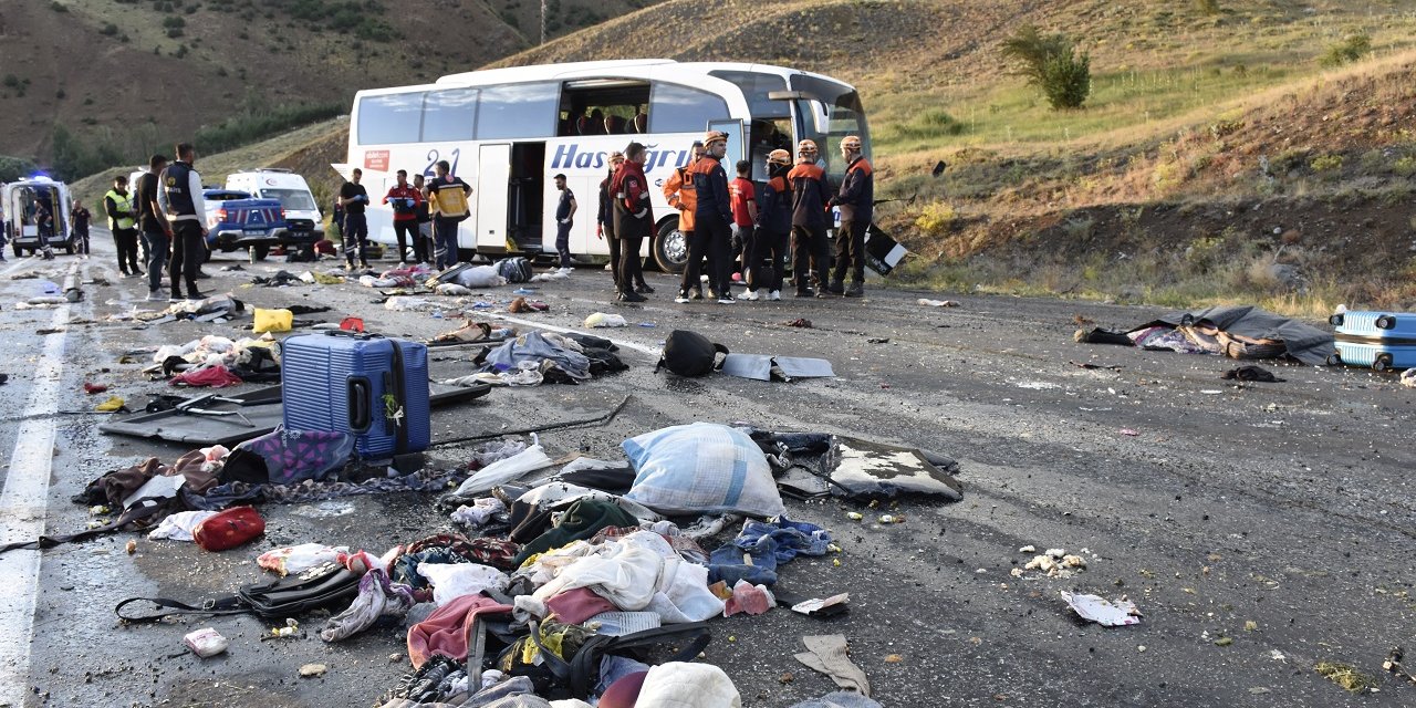 Sivas’ta yolcu otobüsü devrildi: 4 kişi öldü, 33 kişi yaralandı
