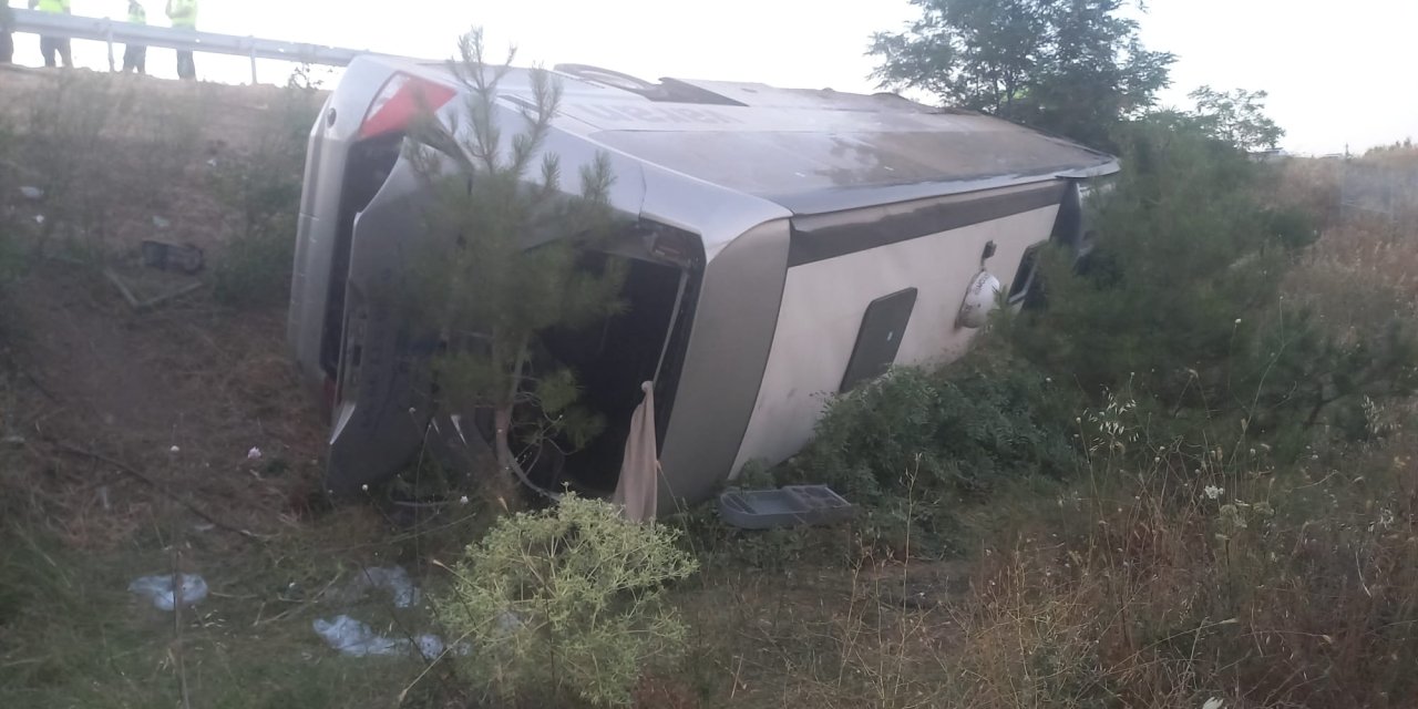 Balıkesir'de yolcu otobüsü şarampole devrildi, 27 kişi yaralandı