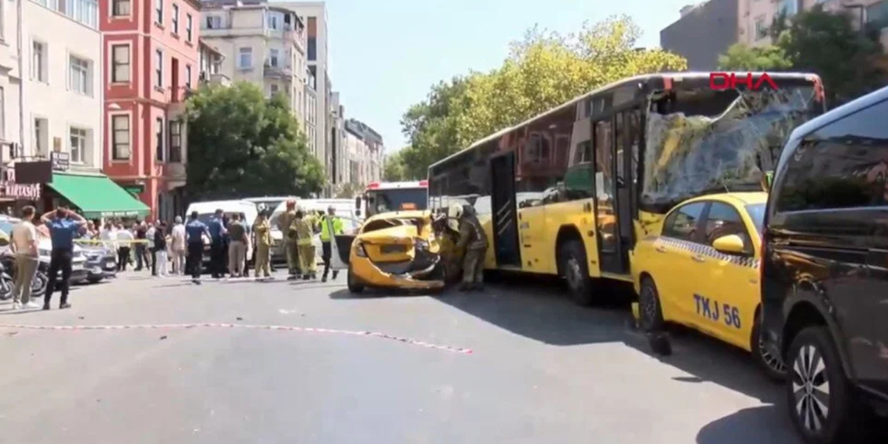 Beyoğlu'nda 9 araç birbirine girdi: 2 yaralı