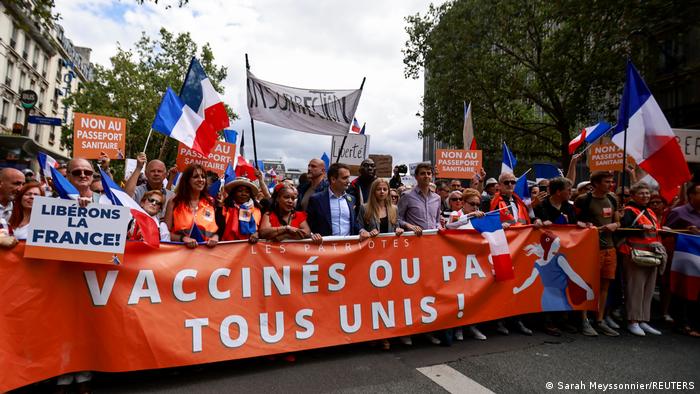 Fransa'da 200 bin kişi aşı zorunluluğunu protesto etti