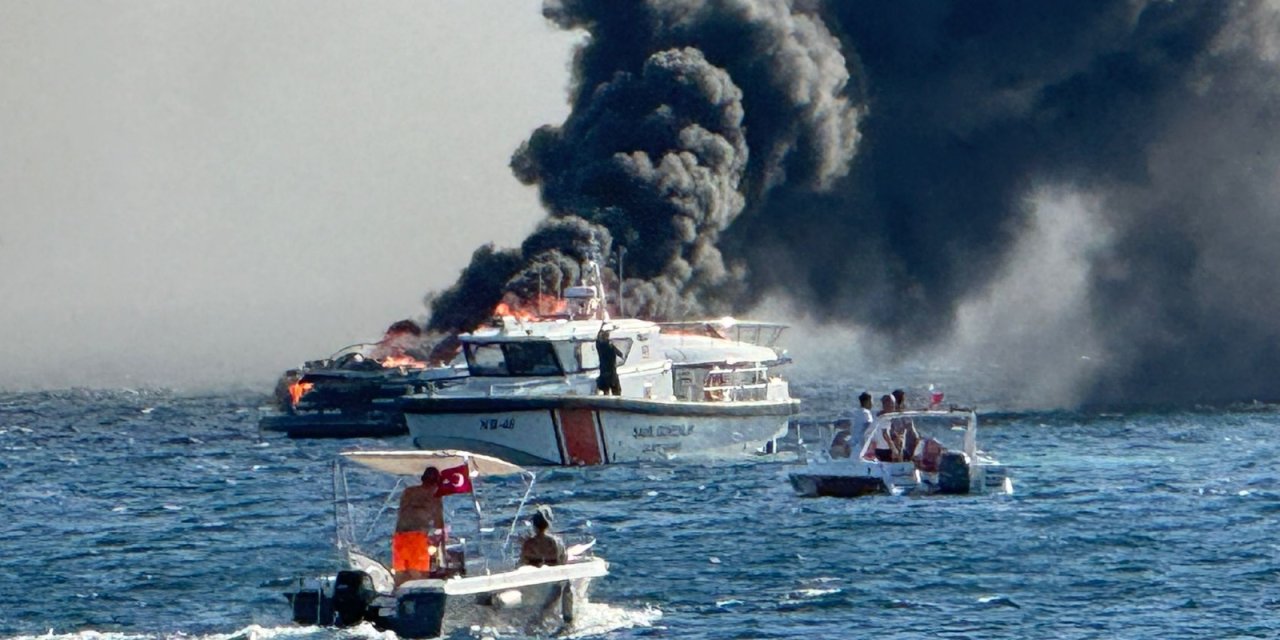 Erdek açıklarında bir yatta yangın çıktı:  4 kişi kurtarıldı