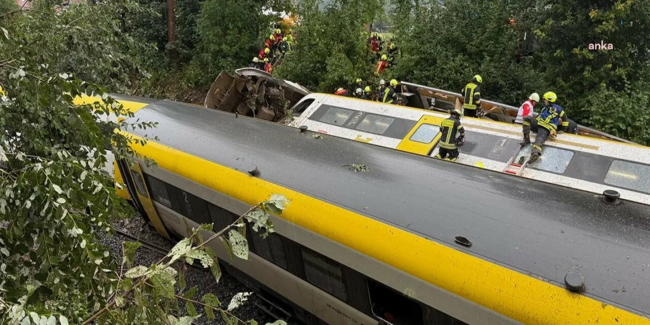 Almanya'da yolcu treni raydan çıktı, ölü ve yaralılar var