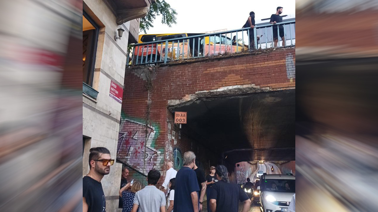 Beyoğlu’nda dolmuş otobüse arkadan çarparak savruldu: 5 yaralı