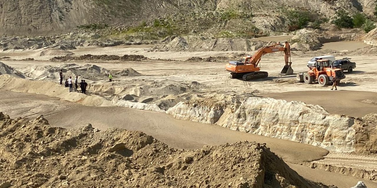 Silivri’de kum ocağında göçük: Vinç operatörü göçük altında