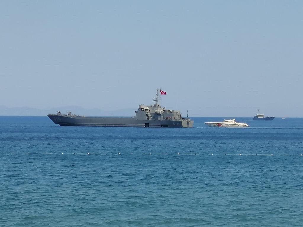 MSB Marmaris'e denizden tahliye için 2 gemi gönderdi