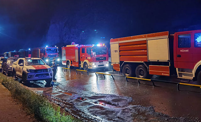 Azerbaycan orman yangınlarına destek için Türkiye'ye 54 itfaiye aracı gönderdi