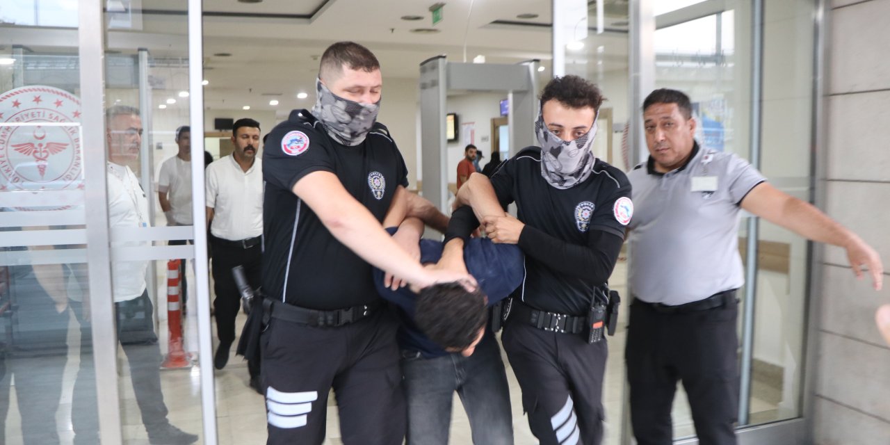 Acil servise giren kişi, doktor ve güvenlik görevlisini bıçakladı