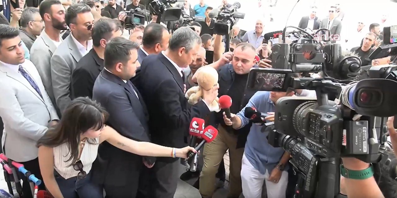 Özgür Özel'den Cumhurbaşkanı Erdoğan'a 'peluş ahtapot' ile gönderme