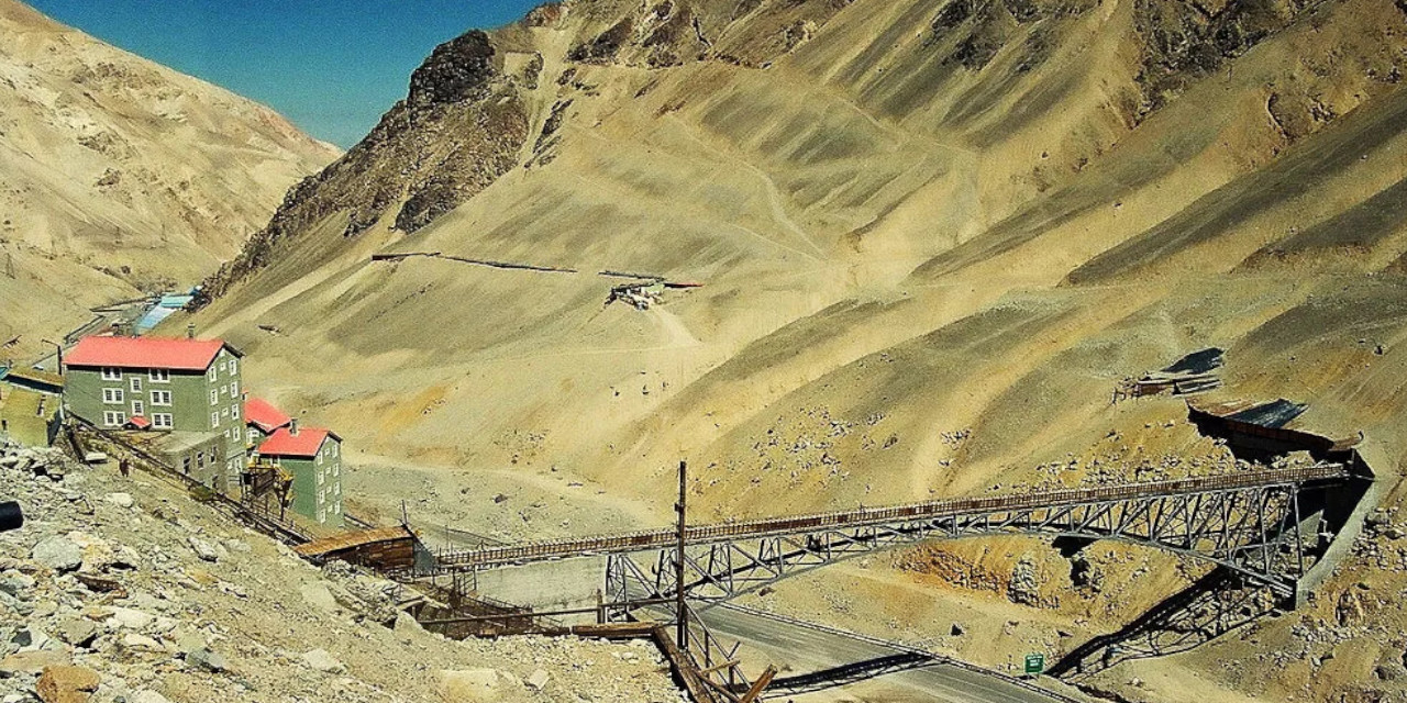 Dünyanın en büyük bakır madeninde göçük