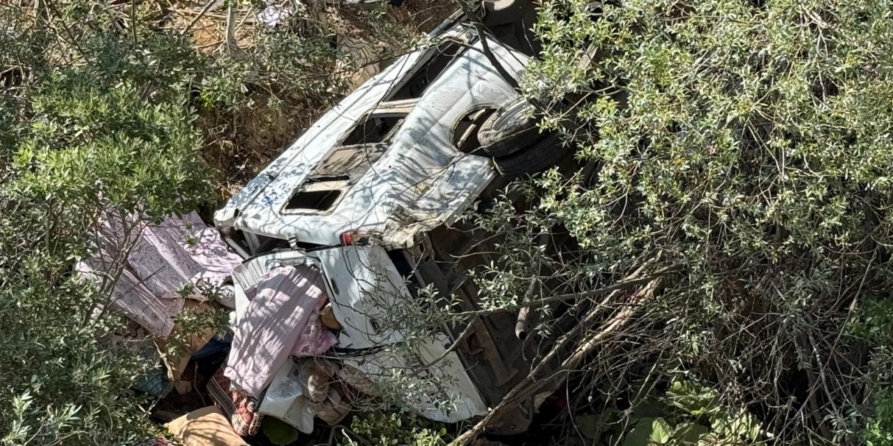 Sivas'ta fındık işçilerini taşıyan minibüs uçuruma yuvarlandı: 3 ölü, 18 yaralı