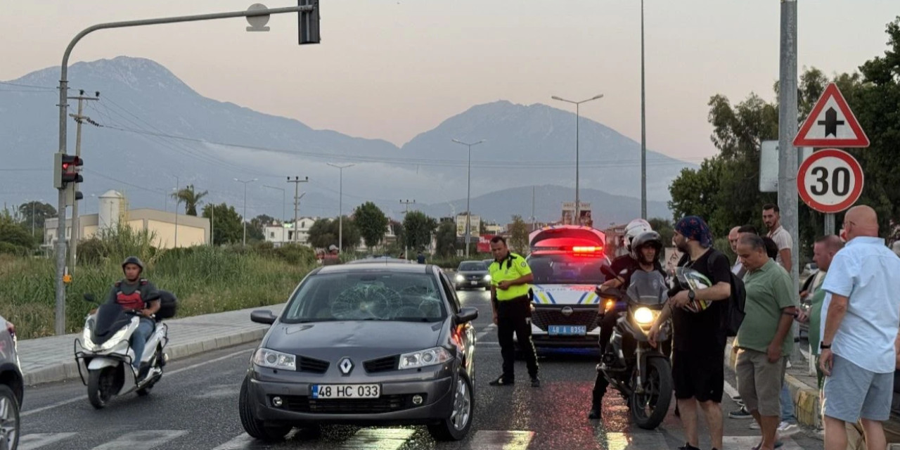 Fethiye'de yaya geçidinde otomobil turiste çarptı