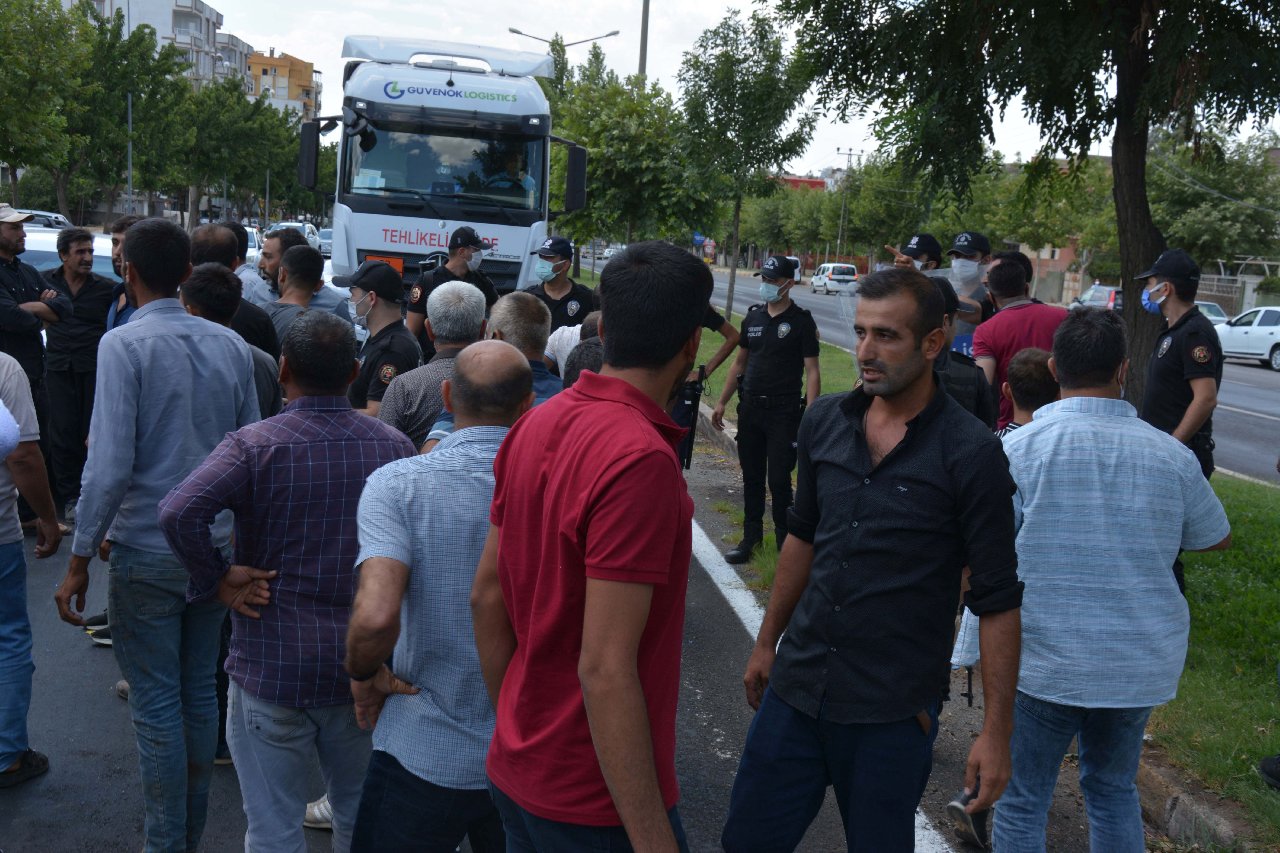 Urfa'da elektrik kesintisi protestosu: Çiftçiler yolu trafiğe kapattı