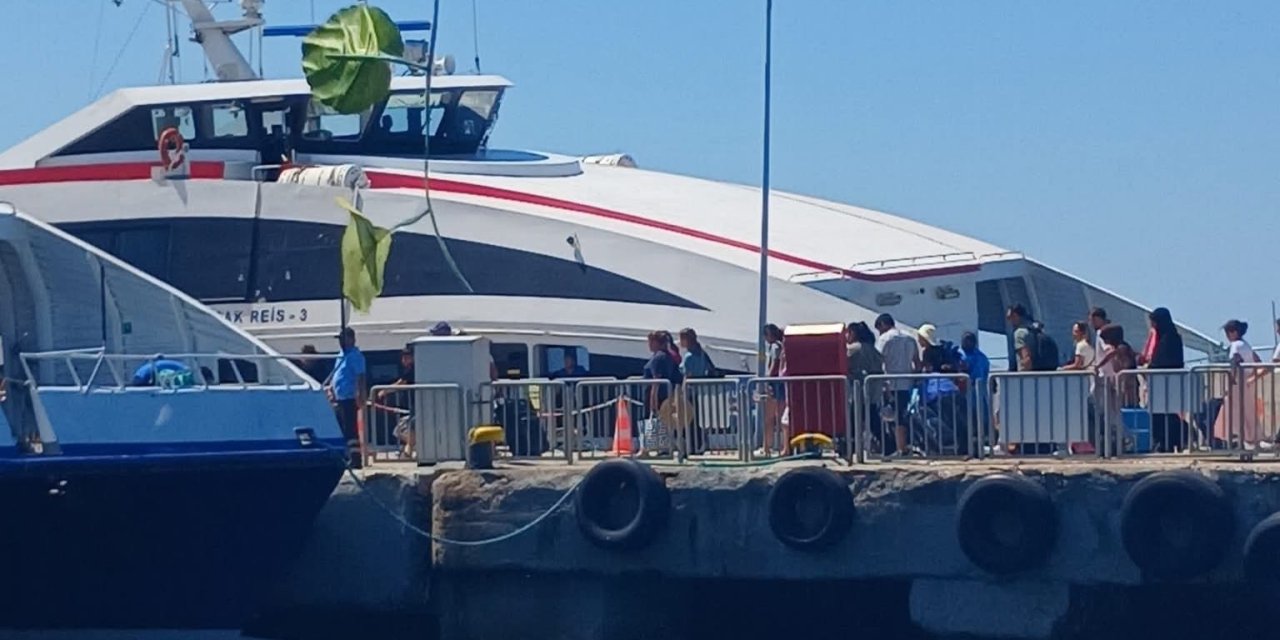 Balıkesir'de İDO feribotu kayaya çarptı