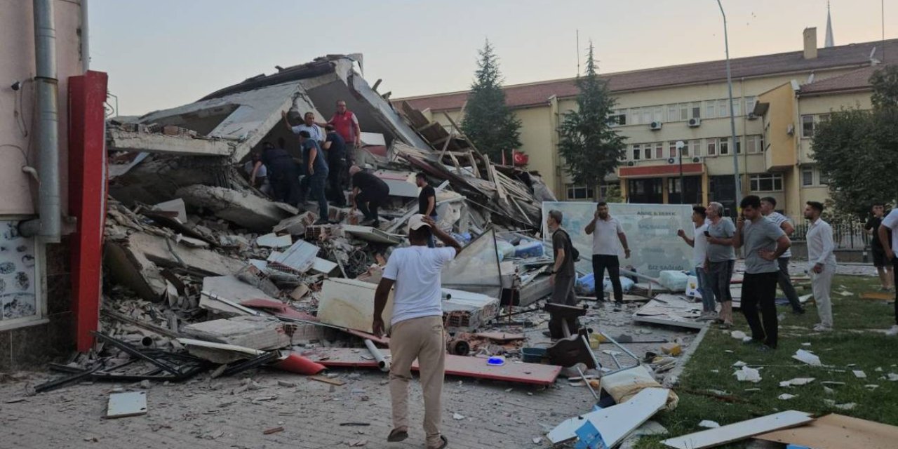 Depremin ardından Balıkesir'de yıkılan binanın sahibi ve müteahhit gözaltında