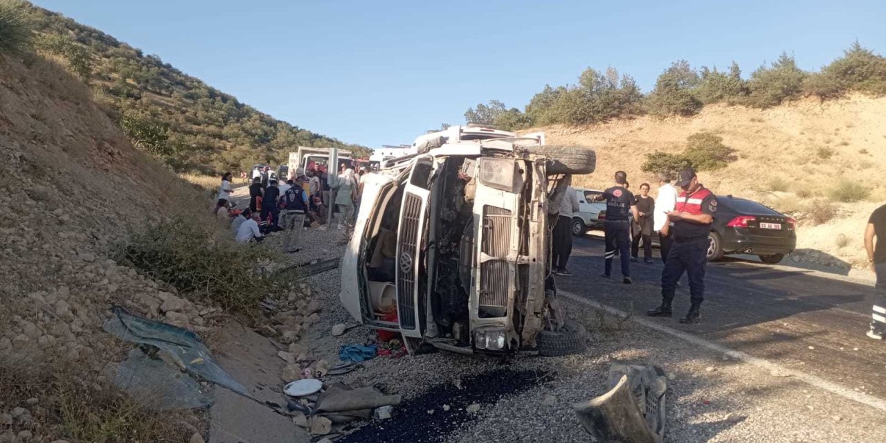 Adıyaman'da tarım işçilerini taşıyan minibüs devrildi, 23 kişi yaralandı