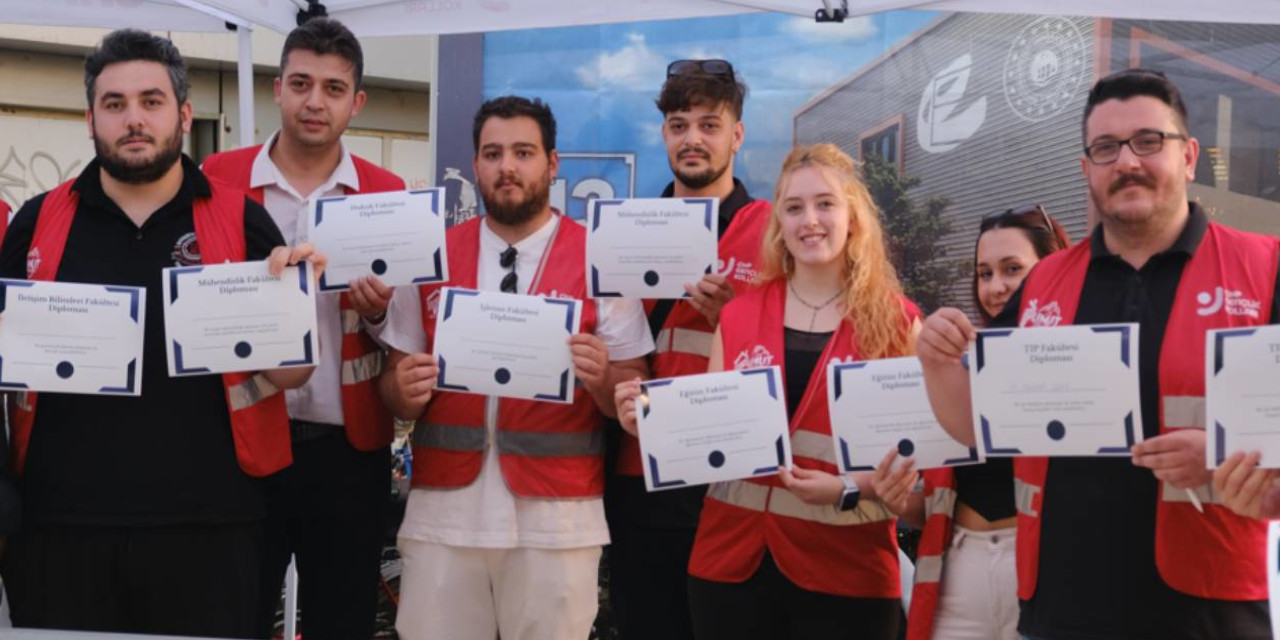 CHP'li gençlerden 'sahte diploma' eylemi: 'İstediğiniz bölümden alabilirsiniz'