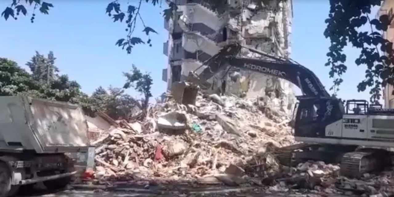 Sındırgı'da hasarlı binalar yıkılıyor