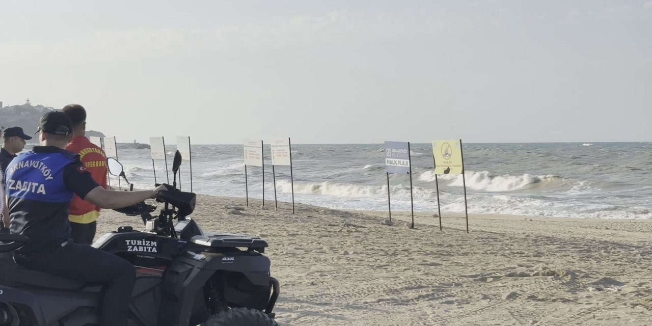 Marmara'da fırtına: Denize giren 2 kişi kayboldu, Marmaray hattına ağaç devrildi