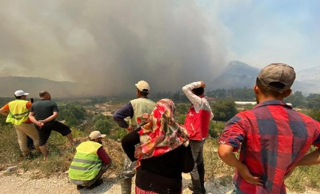Isparta'da orman yangını nedeniyle birçok mahalle tahliye edildi