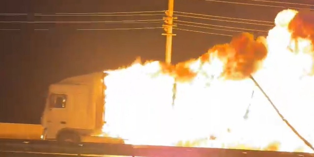 Kimyasal madde yüklü TIR alev aldı, yangın ormanlık alana sıçradı