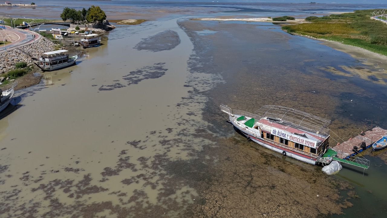 'Beyşehir Gölü vefat etmiştir, Türkiye'nin başı sağ olsun'