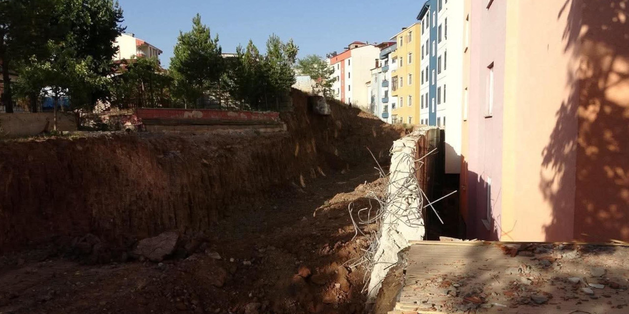 Erzurum'da aynı yerde yeni heyelan: 70 ev boşaltıldı