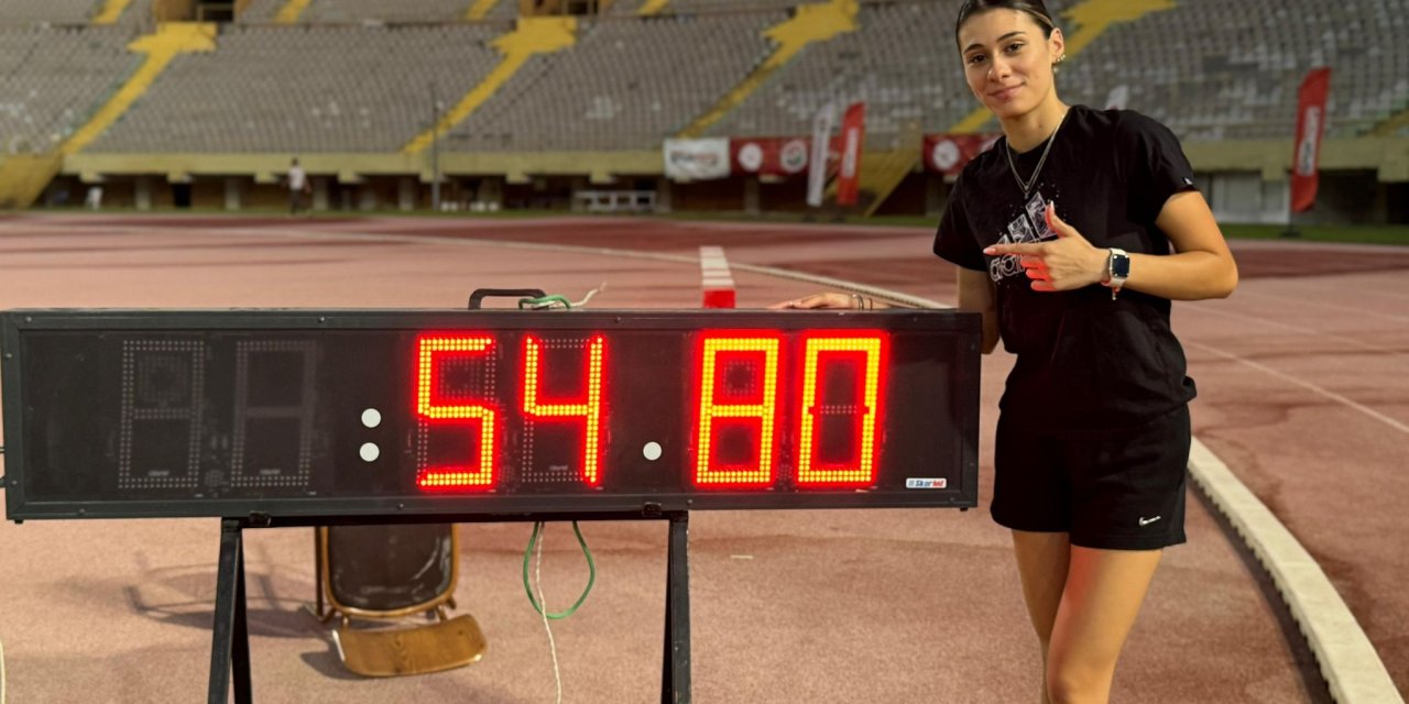 Özel milli sporcu Aysel Önder’den dünya rekoru