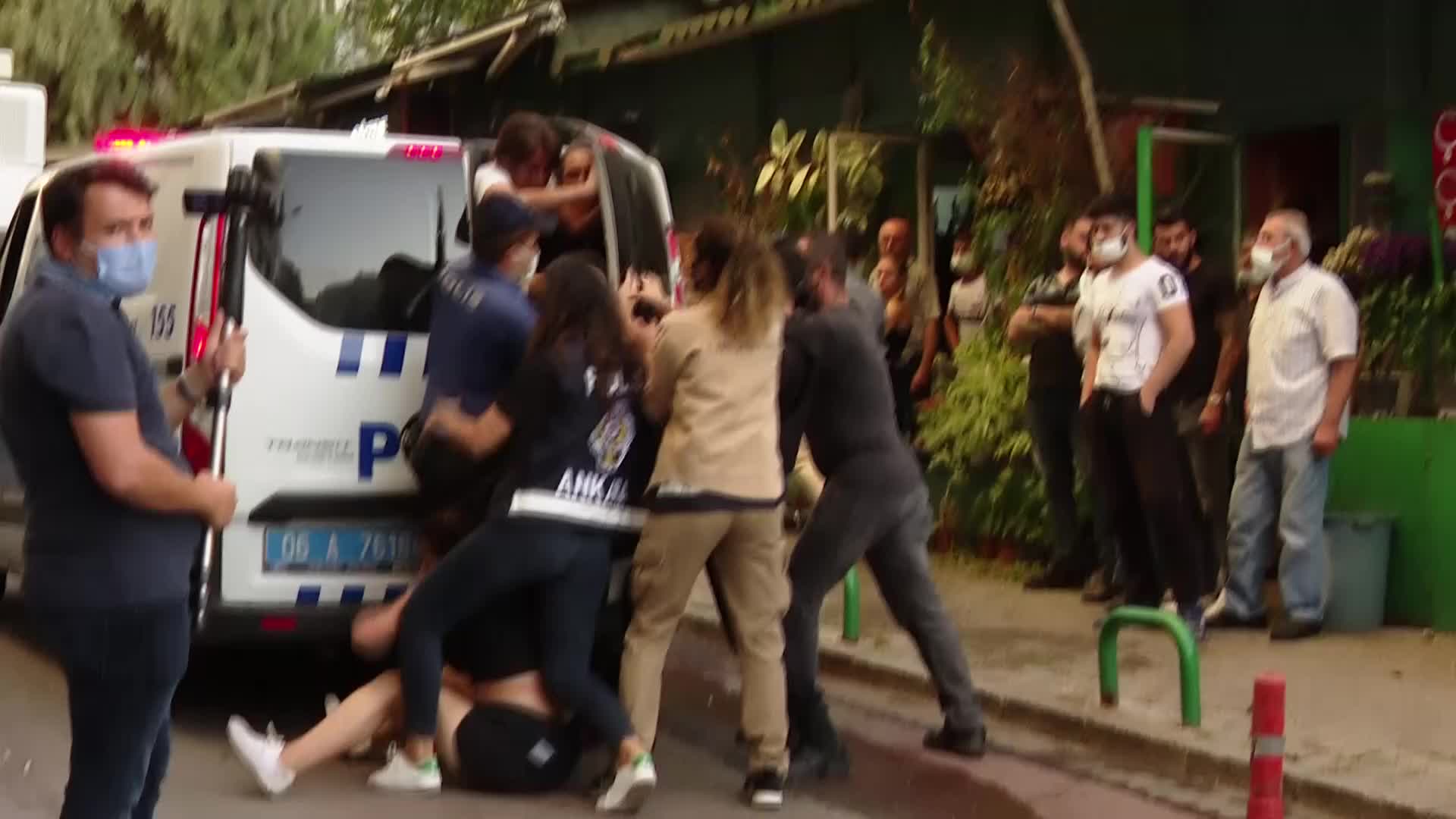 Kadınların "Azra" eylemine polis sert müdahale etti