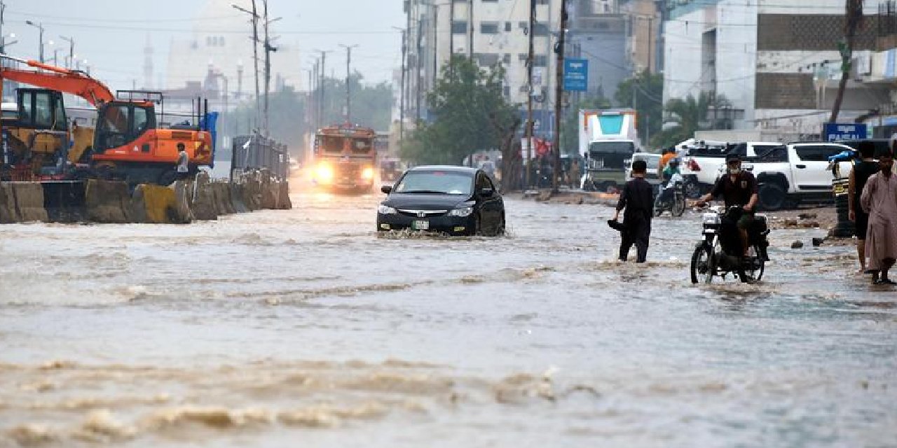 Pakistan’ı muson yağmurları vurdu: Hayatını kaybedenlerin sayısı 785’e yükseldi