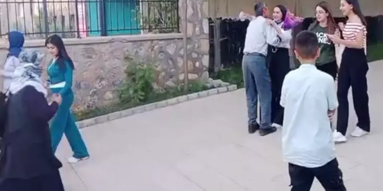 Babası sınav çıkışında çiçeklerle karşılaşmıştı: Yeditepe Üniversitesi'ni kazandı