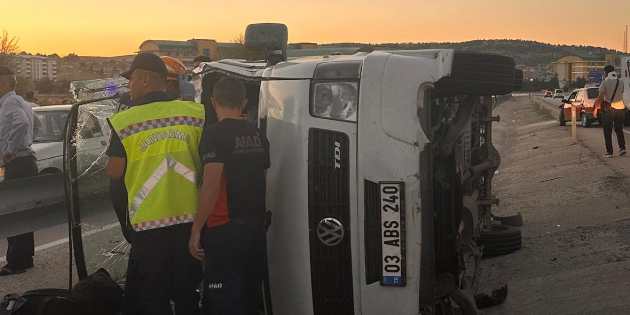 Afyonkarahisar’da otomobil ile minibüs çarpıştı: 10 kişi yaralandı