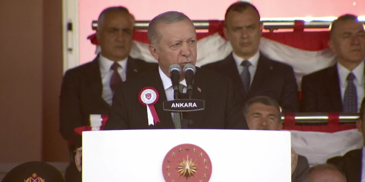 Erdoğan'dan mezun olan teğmenlere: 'Sizin üzerinizden siyasi prim kazanmak isteyen simsarlar çıkabilir'