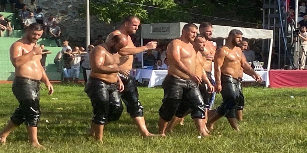 Yağlı güreşte 'Erdoğan'ın fotoğrafı neden yok' tartışması