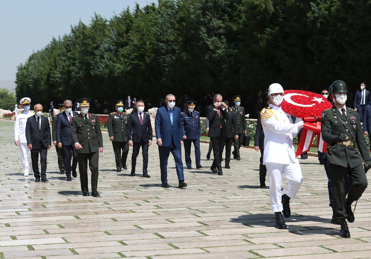 Erdoğan ve YAŞ üyeleri Anıtkabir'i ziyaret etti