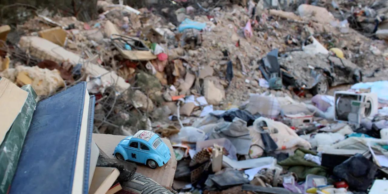 Depremde yıkılan Proton Apartmanı'nın tek tutuklusu tahliye edildi, kamu görevlilerinin duruşmaya katılma zorunluluğu kaldırıldı