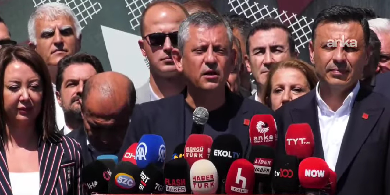 Özgür Özel, İstanbul İl Başkanlığı önünde: 'Tüm seçilmişlerin mazbatası risk altında'