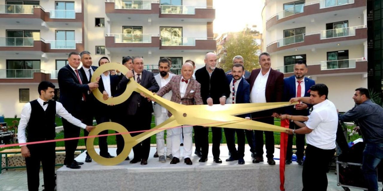 Depremde yıkılan ‘dünyanın en büyük makası’yla açılan Güçlü Bahçe Sitesi davasında 3 sanık tahliye edildi