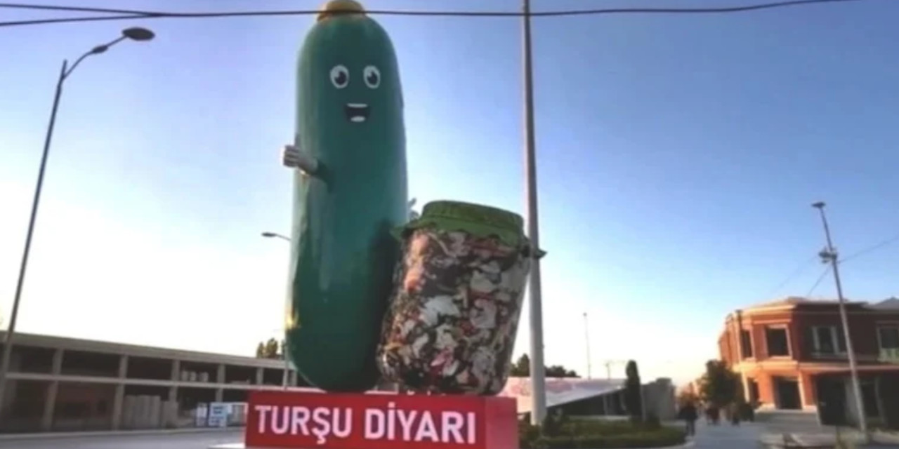 AKP'li belediyeden ilçe girişine 7 metrelik salatalık heykeli