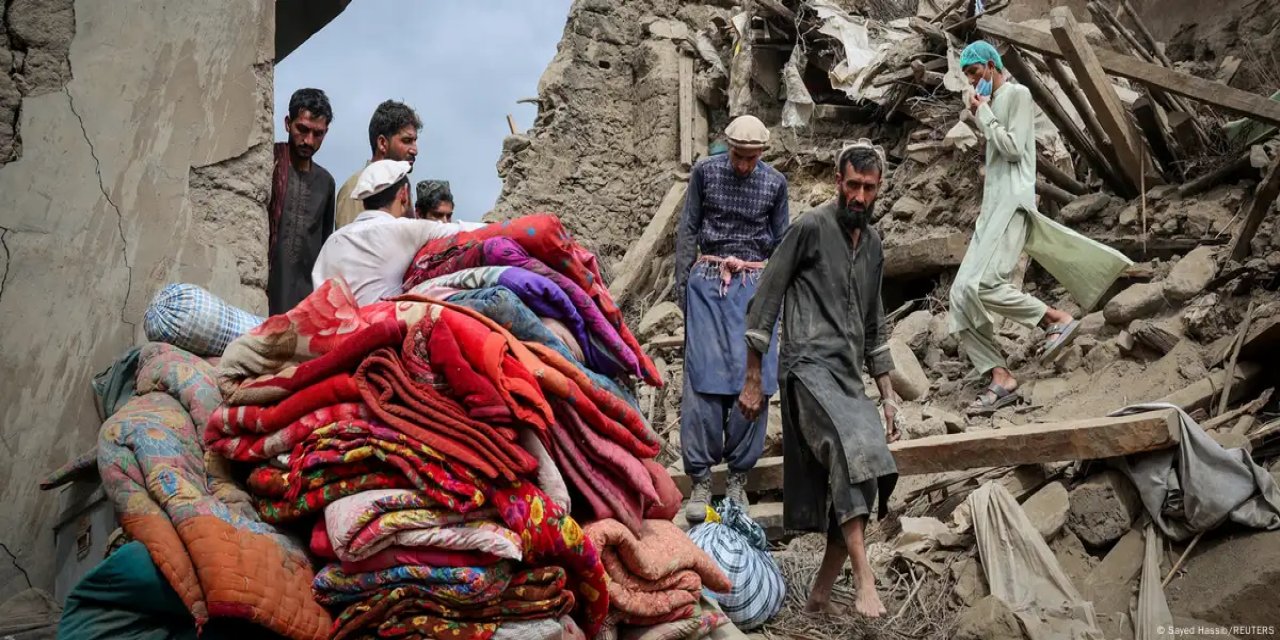 Afgan depremzede kadınlar erkek doktordan yardım alamıyor