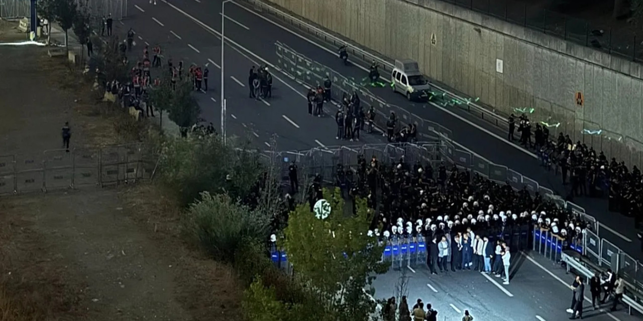 Mahkeme kararının ardından polis CHP binasından ayrılıyor