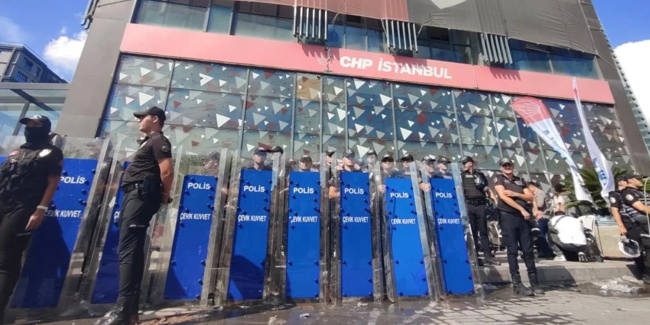 CHP İstanbul İl Başkanlığı'na kayyım atanmasına ilişkin tweet atan 20 kişiye dava