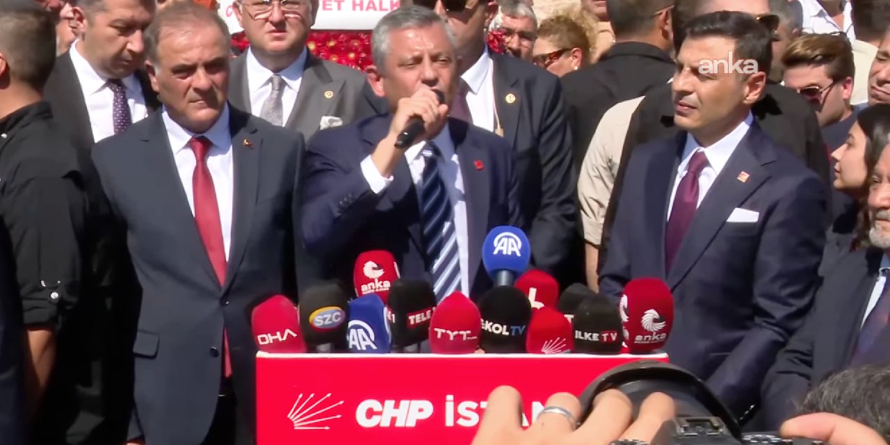 CHP lideri Özel, Özgür Çelik'le Taksim'de: 'Saray'a alet olanları kardeşim olsa affetmem'