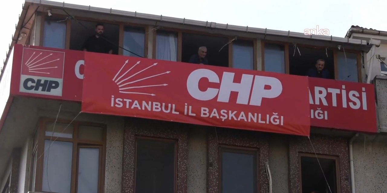 CHP'nin Bahçelievler'deki binasına 'CHP İstanbul İl Başkanlığı' yazısı asıldı