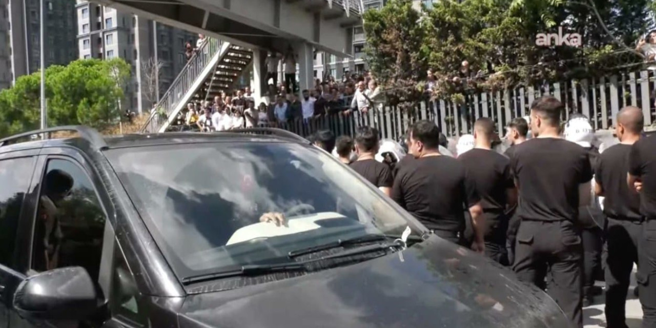 Gürsel Tekin'i korumuşlardı: Kim bu siyah tişörtlüler?