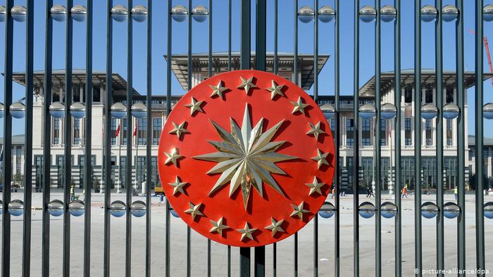 Siyaset bilimci ve hukukçular AKP'nin yeni anayasa taslağını yorumluyor