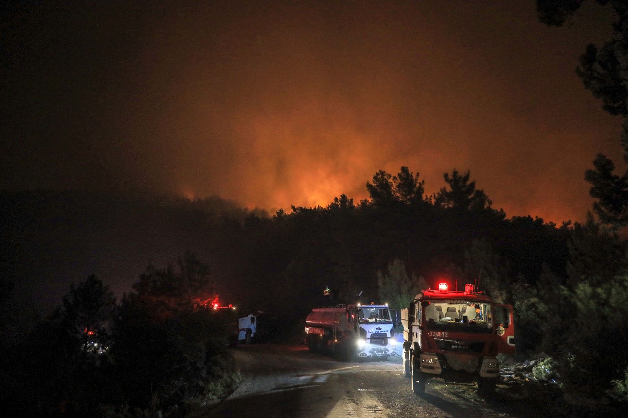 Antalya'nın 5 ilçesinde orman yangınları sürüyor